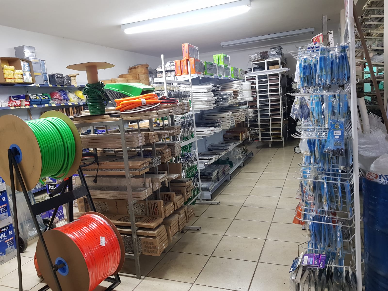 Foto onde mostra assentos sanitários, reparos de torneira e outros produtos