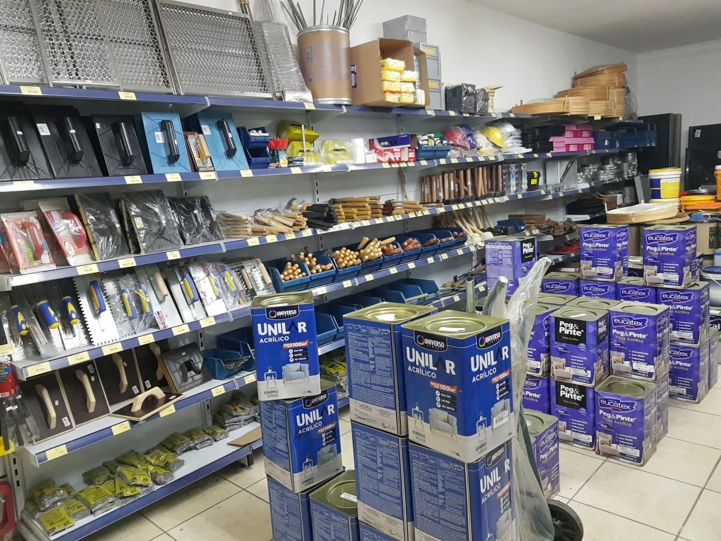 Foto mostrando galões de tintas de 18 litros